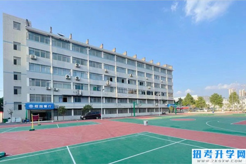 湖南托雅技工学校大门运动场